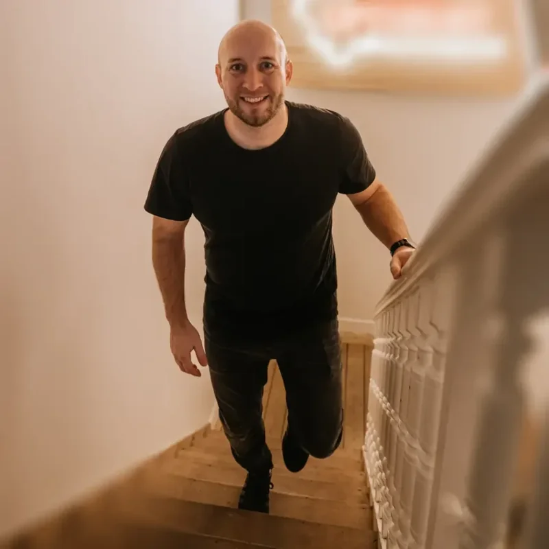 Malte Witt auf einer Treppe, lächelnd